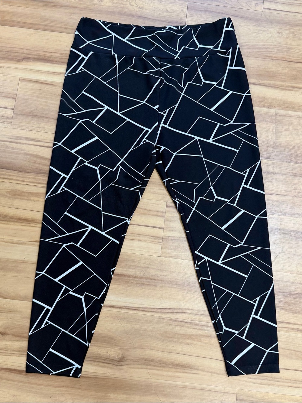 981: SHEIN Black Leggings with White Geometric Print - 2XL